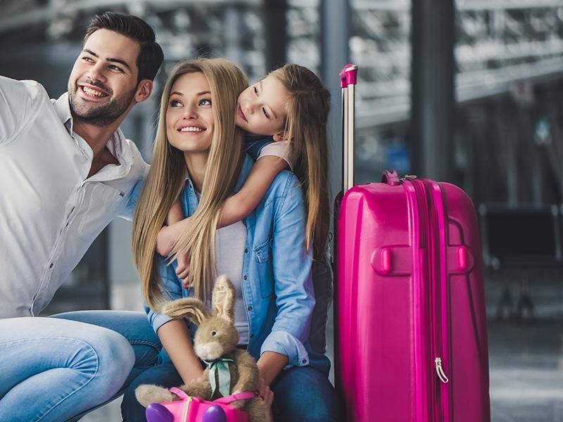 En familj tar selfie med mobilkamera på flygplats. Försäkra pass på resa utomlands